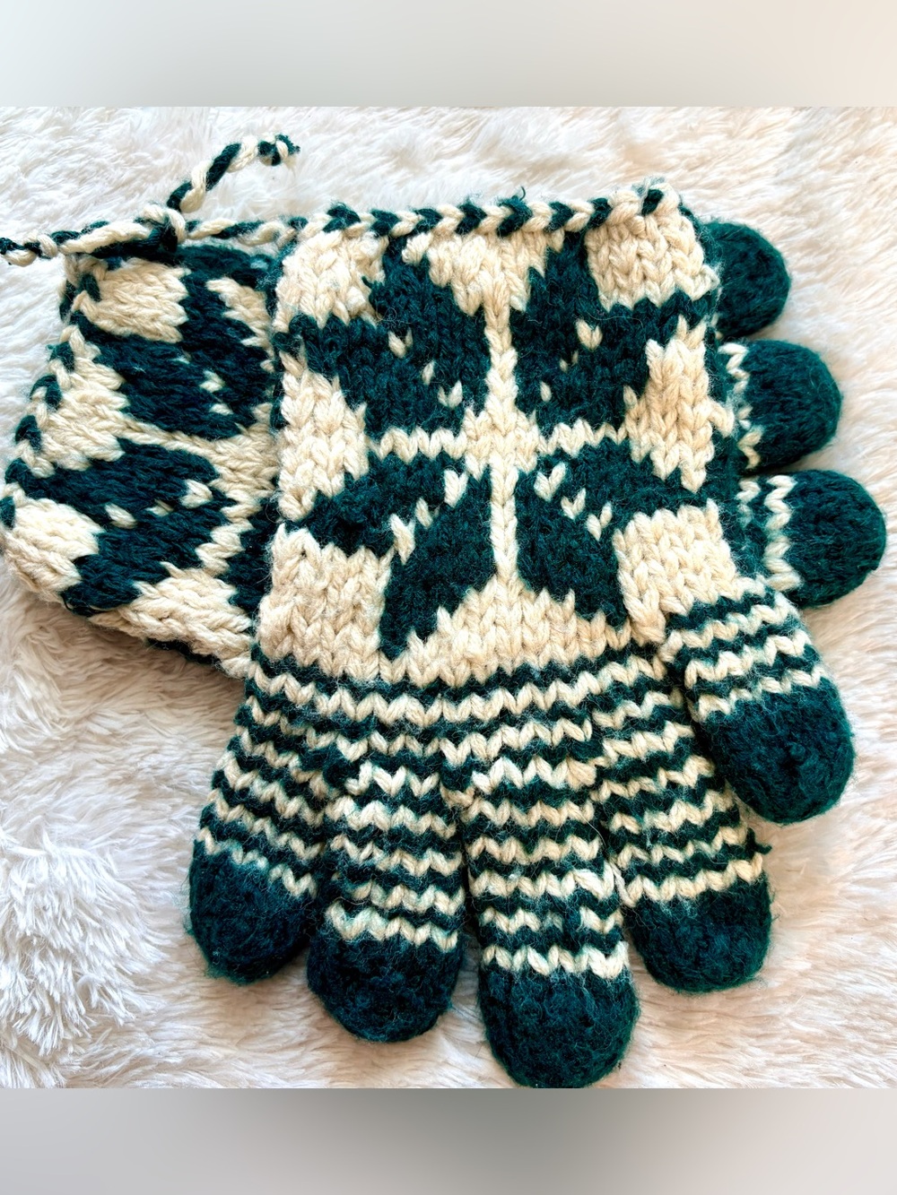 Vintage Handmade Wool Knit Fair Isle Snowflake Mittens OS